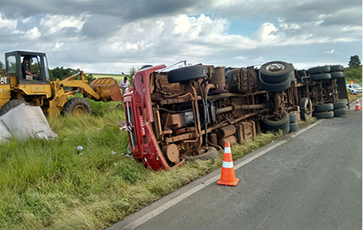 Caminhão com carga de açúcar tomba em Pratania