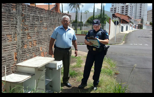 Morador abandona escrivaninha em espaço público