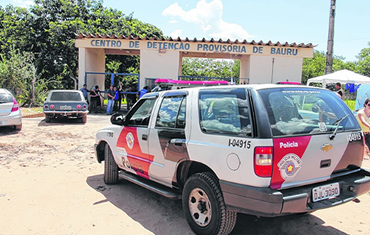 Homem de 63 anos que usava doces para abusar de crianças é preso em Bauru