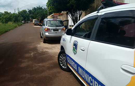 Depois de fuga carro é abandonado em via pública