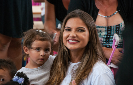 Atriz de Os dez mandamentos inaugura ano letivo de creche do Instituto Anglicano