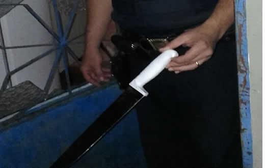 Homem é detido depois de brigar armado com faca