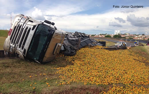 Caminhão carregado com laranja tomba em Botucatu