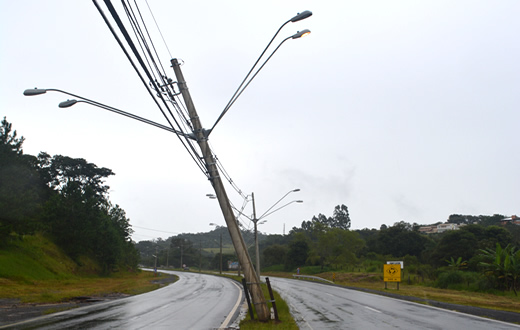 Motoristas reclamam de postes caindo na Domingos Sartori
