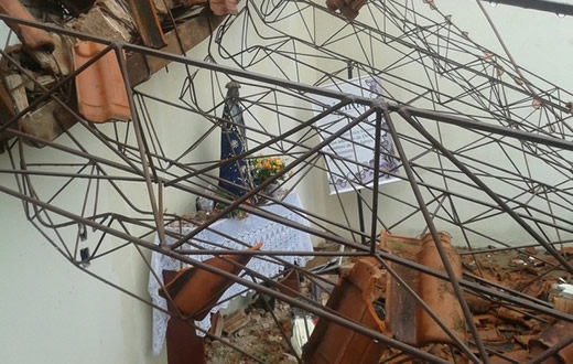 Telhado de capela desaba e imagem de Nossa Senhora fica intacta
