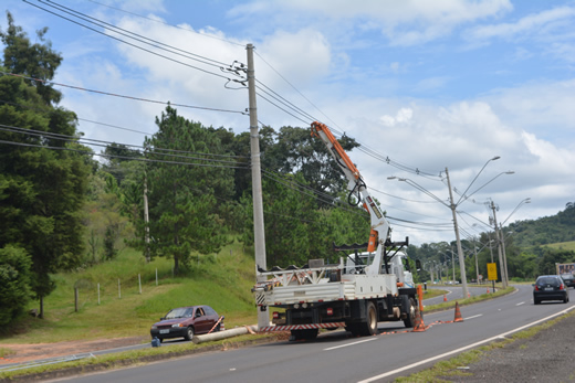 CPFL troca postes na Domingos Sartori