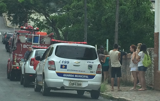 Incêndio destrói comodo de residência em Botucatu