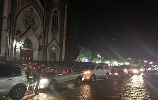Motoristas participam de protesto contra corrupção, Dilma e Lula em Botucatu