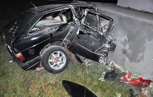 Carro fica destruído após bater contra monumento de concreto em Botucatu