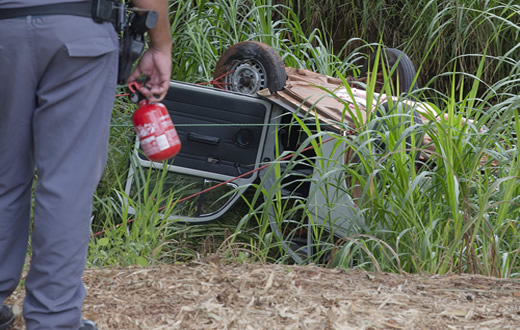 Carro cai dentro de rio e mata senhor de 79 anos em São Manuel