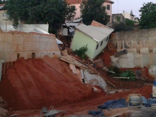 Muro desaba sobre casa na Vila Assunção