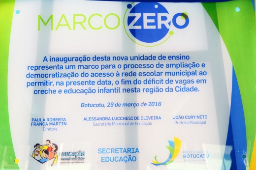 Secretaria Municipal de Educação entrega placa para escolas que zeraram fila de espera por vagas