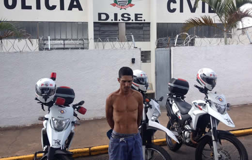 Suspeito de tráfico é preso escondendo droga debaixo de pedra