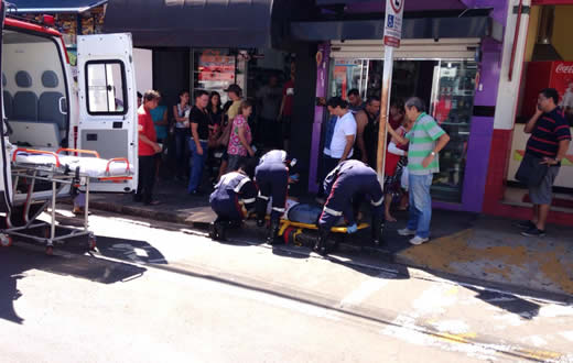 Idoso é atropelado por moto na Rua Amando de Barros