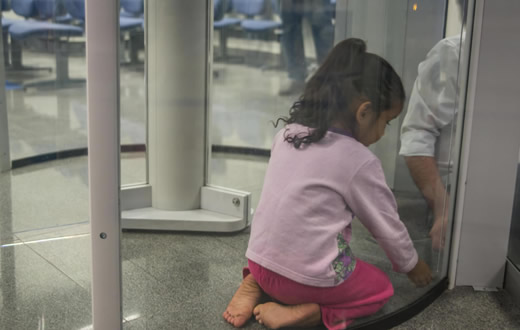 Caixa se manifesta após criança ficar presa em porta giratória