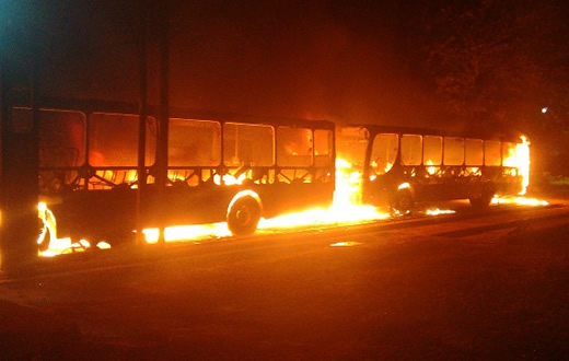 Polícia investiga incêndio em pátio de empresa de ônibus em São Manuel