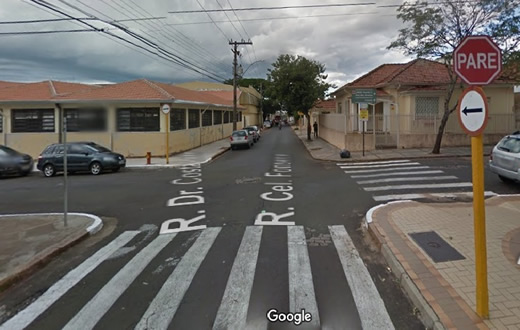 Homens assaltam jovem no centro