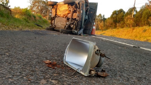 Jovens capotam carro na Gastão Dal Farra