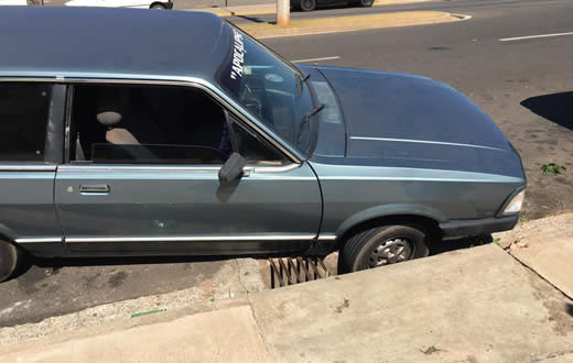 Bueiro sem proteção oferece risco em avenida ao lado do Shopping