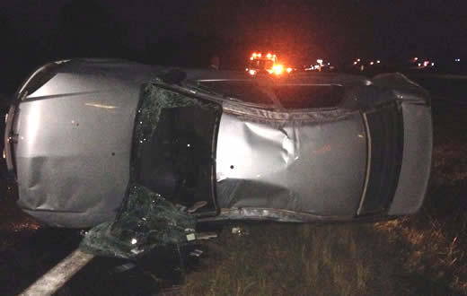 Homem capota carro em frente ao Shopping