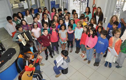 Alunos do Aitiara prestam homenagem aos 161 anos de Botucatu