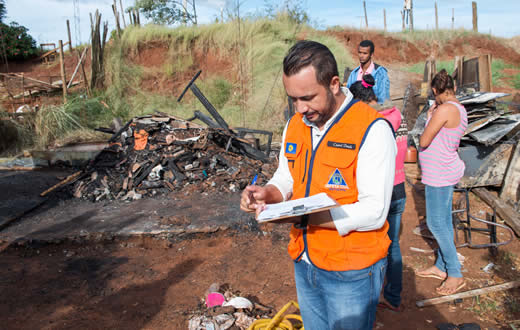 Incêndio destrói casa em Vitoriana; família acredita em ação criminosa