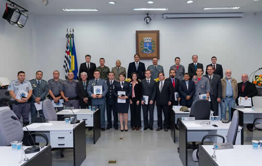 Câmara faz homenagem a policiais de Botucatu