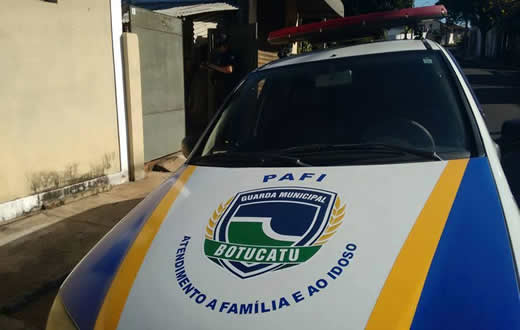 Homem é detido após mostrar genitália em público