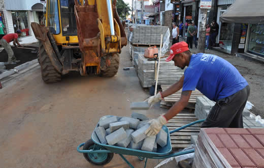 Revitalização da Amando avança com início da instalação de novo piso nas calçadas