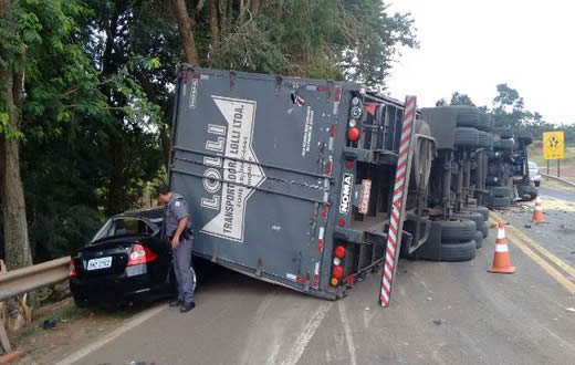 Susto em São Manuel: Caminhão tomba em cima de carro que levava criança de 2 anos