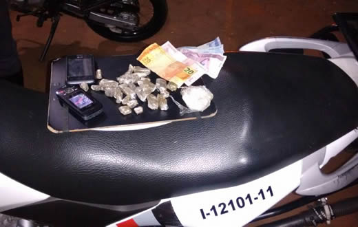 Policiais da ROCAM flagram suspeito entregando maconha a cliente