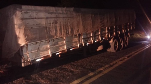 Motociclista se acidenta ao desviar de carreta da Eduardo Zucari; leitor diz que não houve sinalização no local