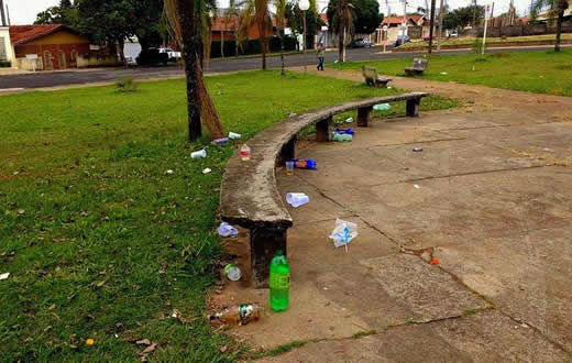 Moradores se revoltam com sujeira em praça de Botucatu