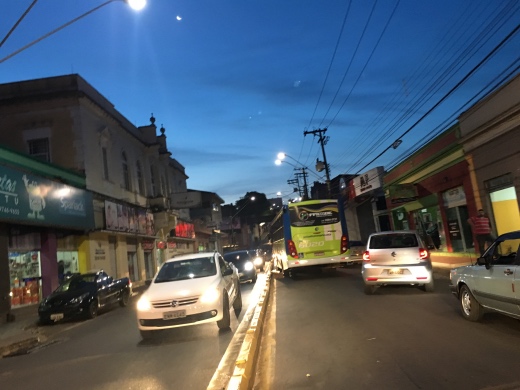 Transtorno: Ônibus quebra em horário de pico em uma das vias mais movimentadas de Botucatu