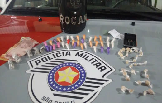 Flagrante de tráfico: Jovem de 18 anos e adolescente de 17 são presos na Cohab 5