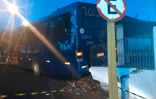 Susto: ônibus perde freio e atinge casa em São Manuel