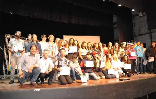 Adolescentes de projetos da Assistência Social recebem certificados de cursos profissionalizantes