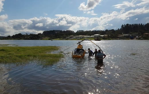 Helicóptero cai em represa de Avaré e piloto sai ileso