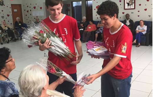 Grupo Demolay realiza atividades de integração com idosos do aconchego
