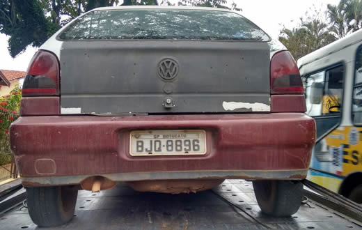 Base Móvel da PM apreende carro com placa adulterada por fita isolante