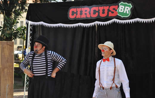 Espetáculo circense leva cultura para praça Rubião Júnior