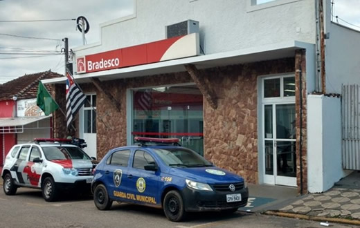 Grupo armado rende funcionários e clientes de banco em Angatuba; policiais de Botucatu participam das buscas