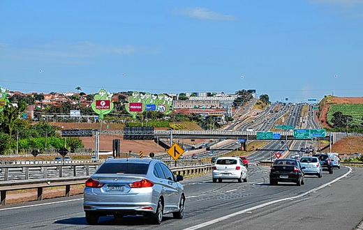 Dirigir sem farol baixo durante o dia em rodovias dará multa de R$ 85,13