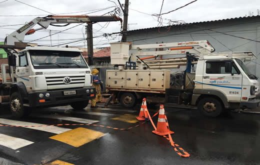 Ônibus perde controle e bate em poste na Rua Curuzu;Passageira machuca o joelho