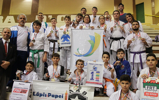 Equipe de Karate de Botucatu conquista 30 medalhas em Santa Barbara DOeste