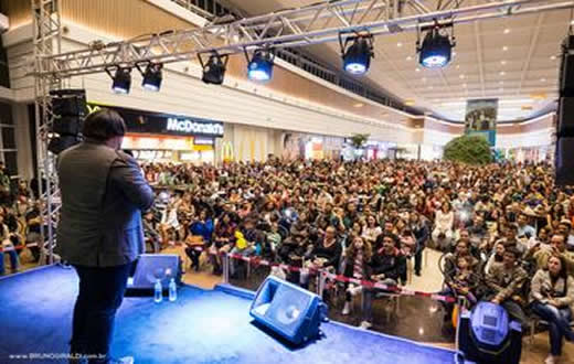 Milhares de pessoas prestigiaram o show de aniversário do Shopping Botucatu