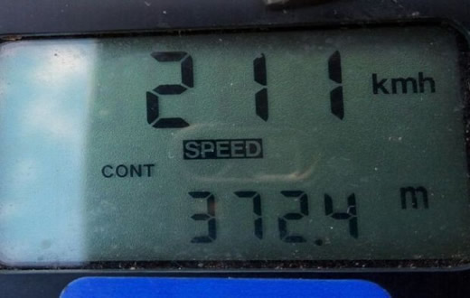 Motorista é multada após ser flagrada dirigindo a 211 km/h em Marília