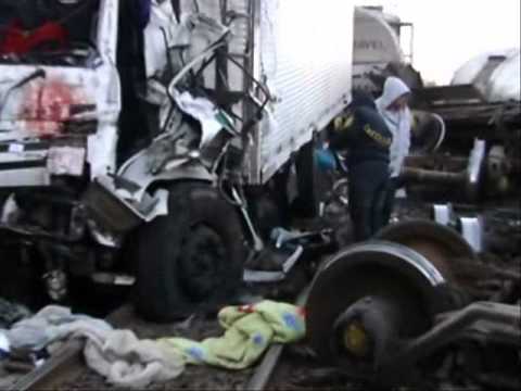 Acidente entre trem de carga e caminhão resulta em duas mortes