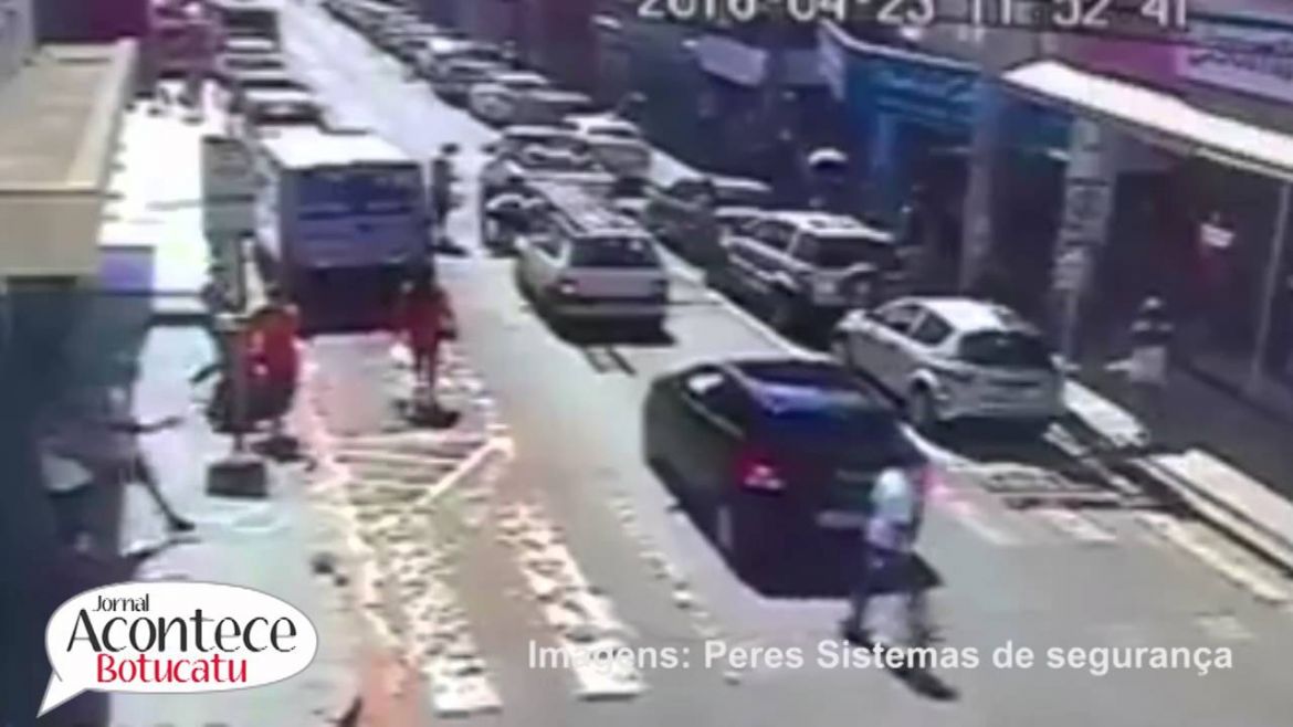 Cachorro cai de caminhonete e é arrastado na Rua Amando