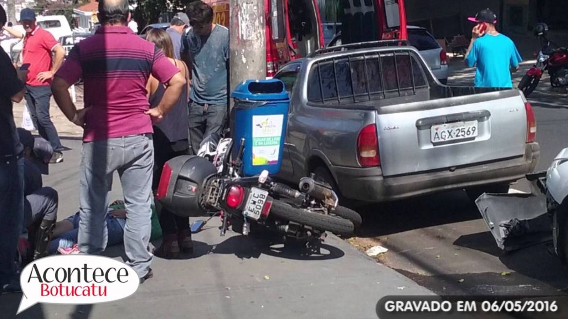 Câmera flagra acidente entre carro e moto no centro de Botucatu